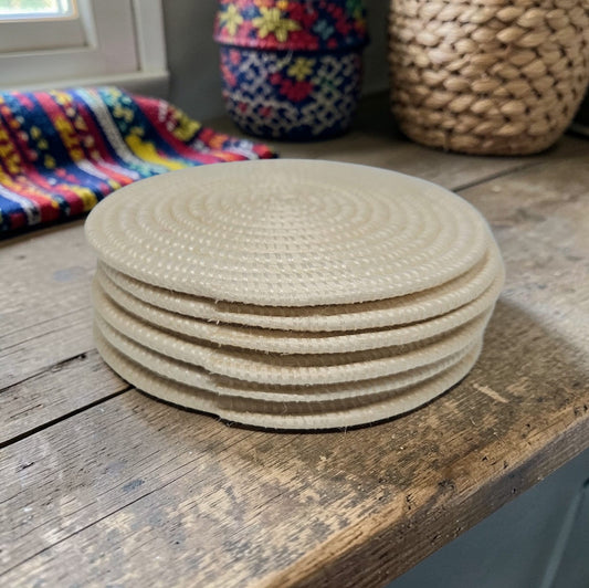 Dessous de verre artisanaux en fibres naturelles – Fabriqués à la main au Rwanda (Lot de 6)
