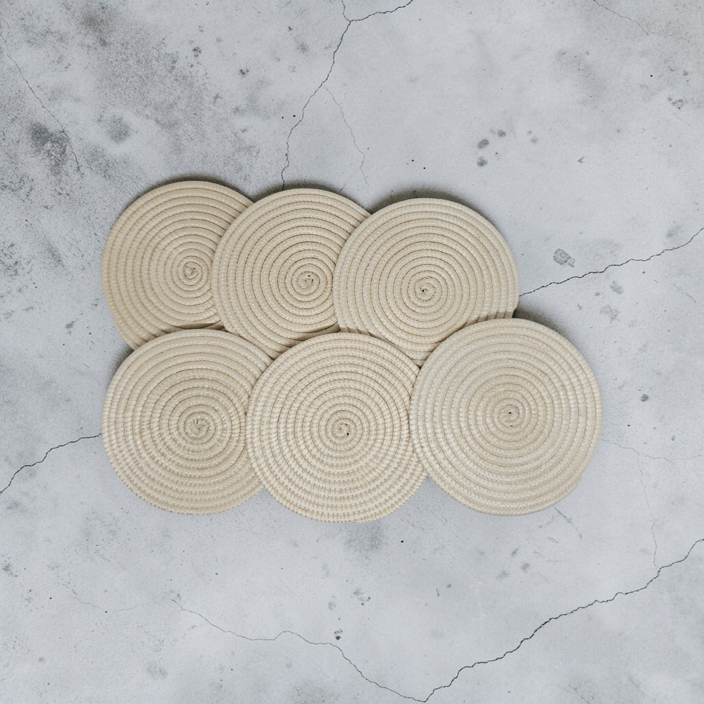 Posavasos artesanales de fibra natural – Hechos a mano en Ruanda (juego de 6)