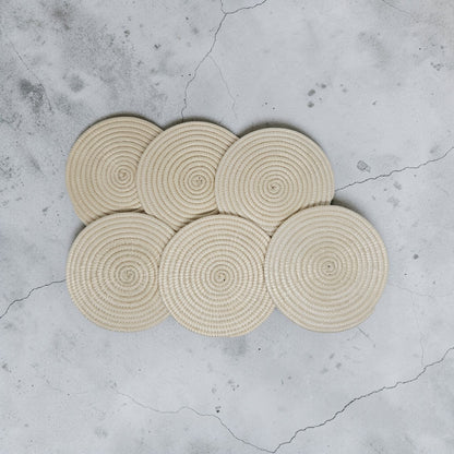 Posavasos artesanales de fibra natural – Hechos a mano en Ruanda (juego de 6)