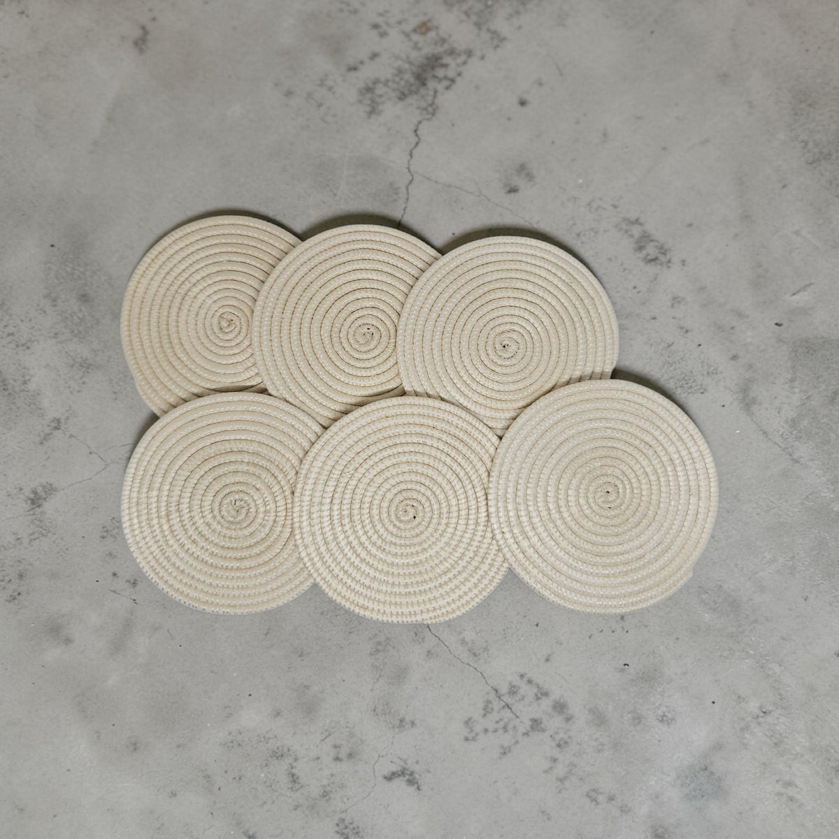 Dessous de verre artisanaux en fibres naturelles – Fabriqués à la main au Rwanda (Lot de 6)