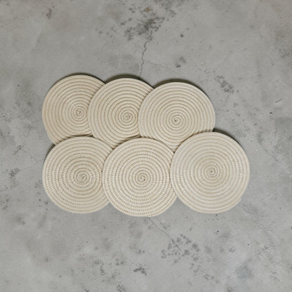 Posavasos artesanales de fibra natural – Hechos a mano en Ruanda (juego de 6)