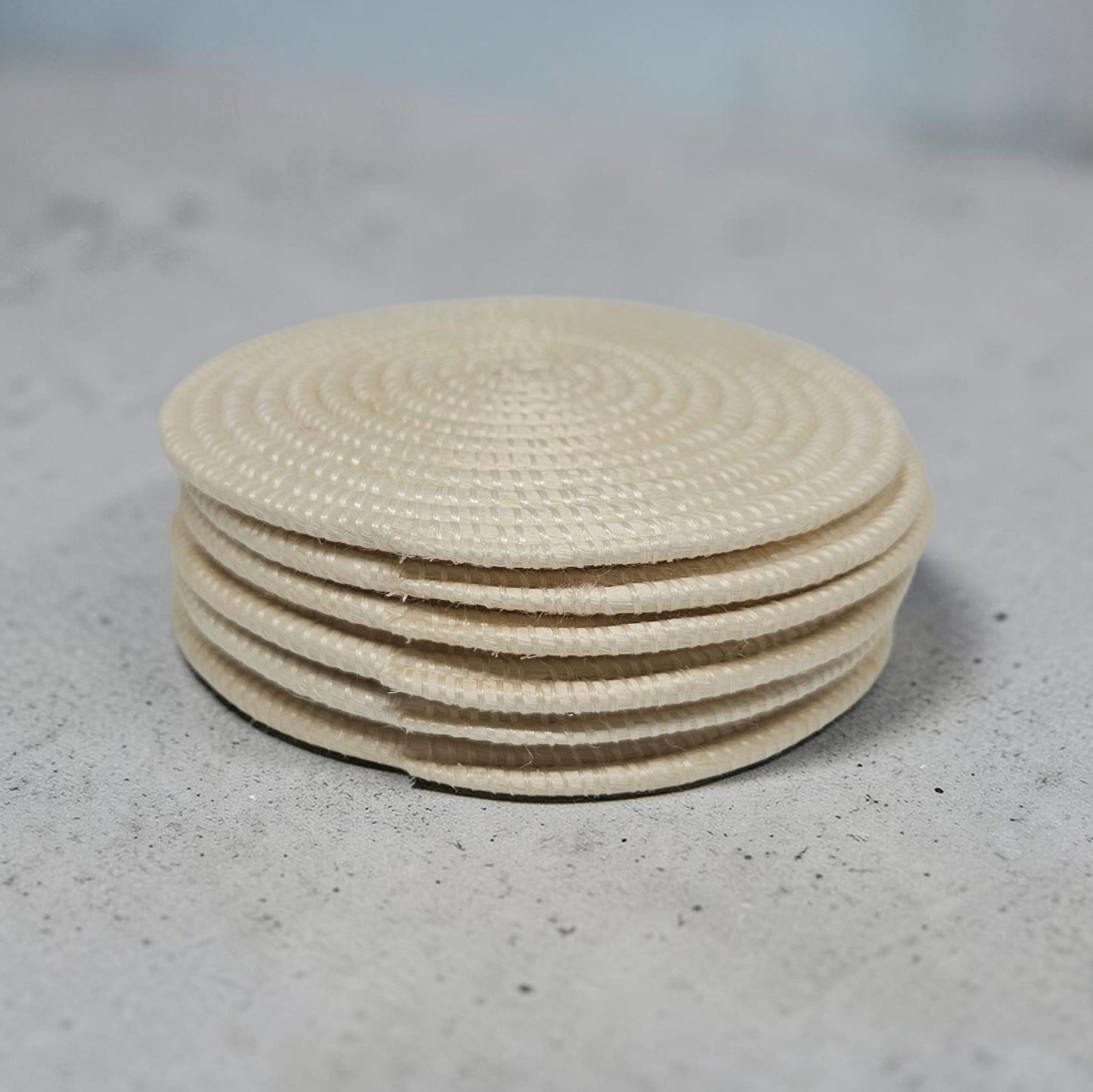 Posavasos artesanales de fibra natural – Hechos a mano en Ruanda (juego de 6)