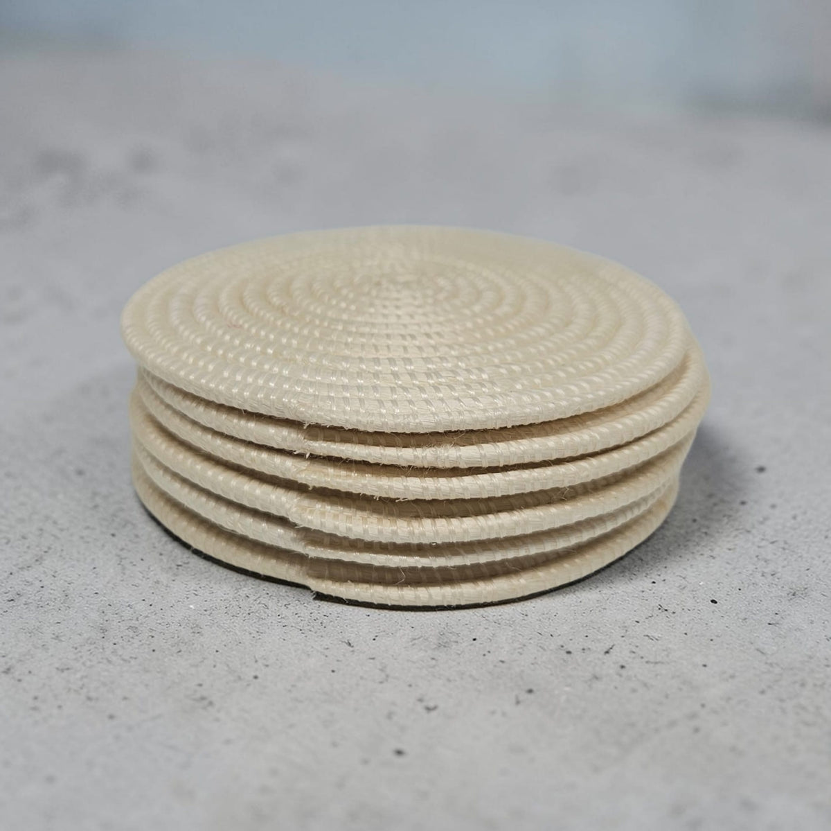 Dessous de verre artisanaux en fibres naturelles – Fabriqués à la main au Rwanda (Lot de 6)