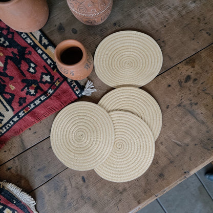 Posavasos artesanales de fibra natural – Hechos a mano en Ruanda (juego de 6)