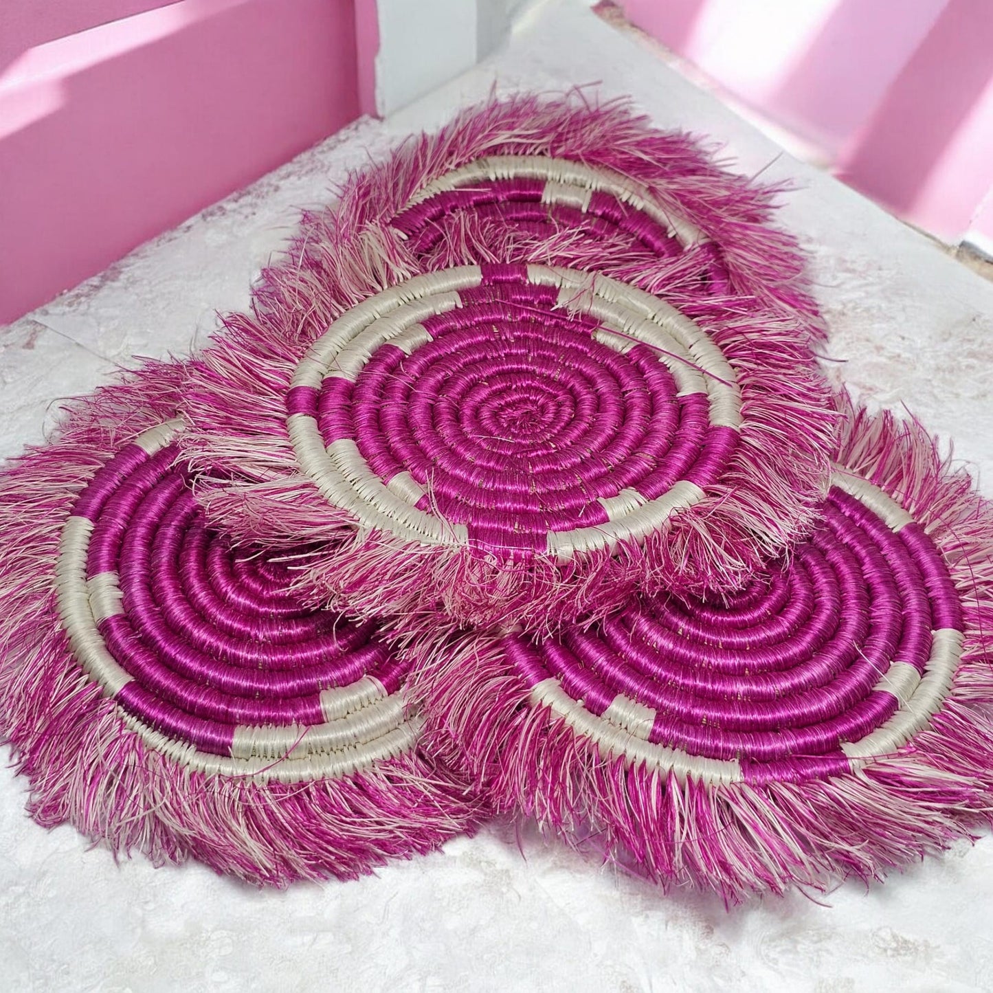 Sous-Verres Artisanaux Roses – Lot de 4 | Fait Main au Rwanda